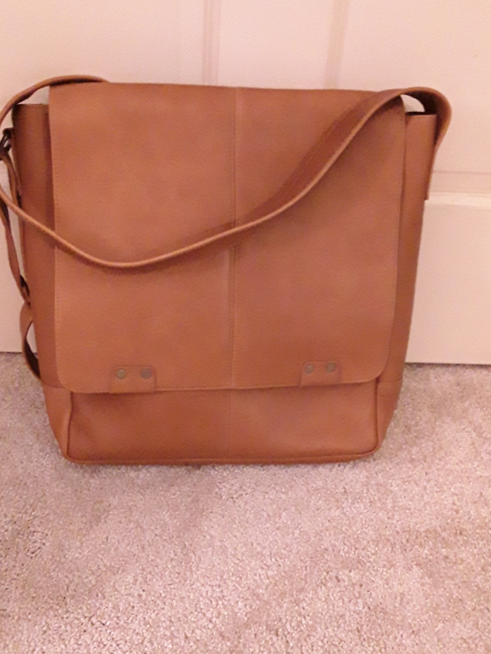 Minimalist Tan Leather Messenger Bag with Adjustable Strap